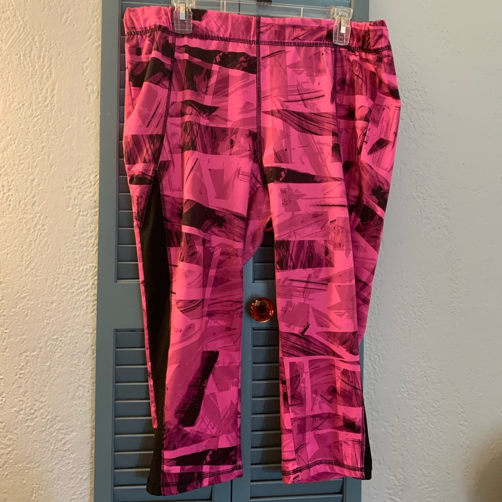 Livi Active Pink & Black Abstract Print Leggings